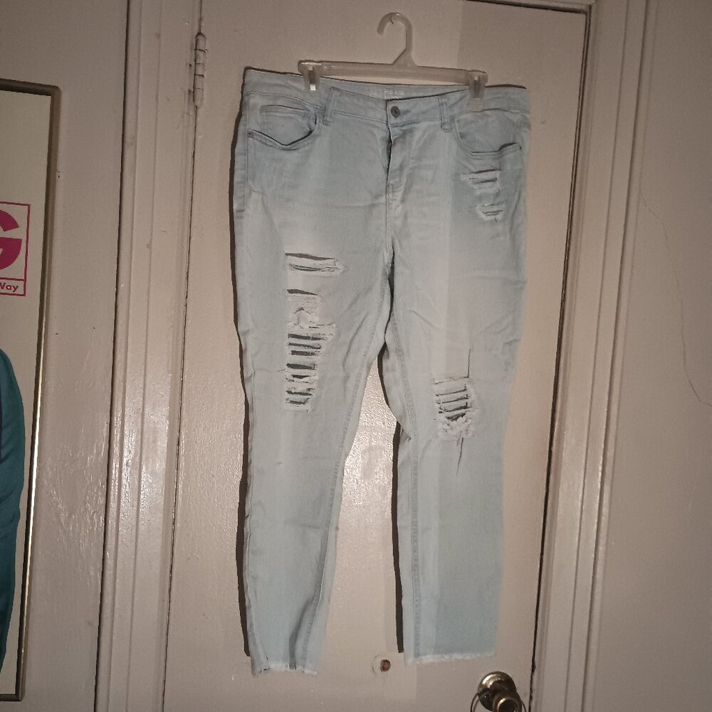 No Boundaries Mid Rise Skinny Jeans Light Blue / Distressed / Size 17